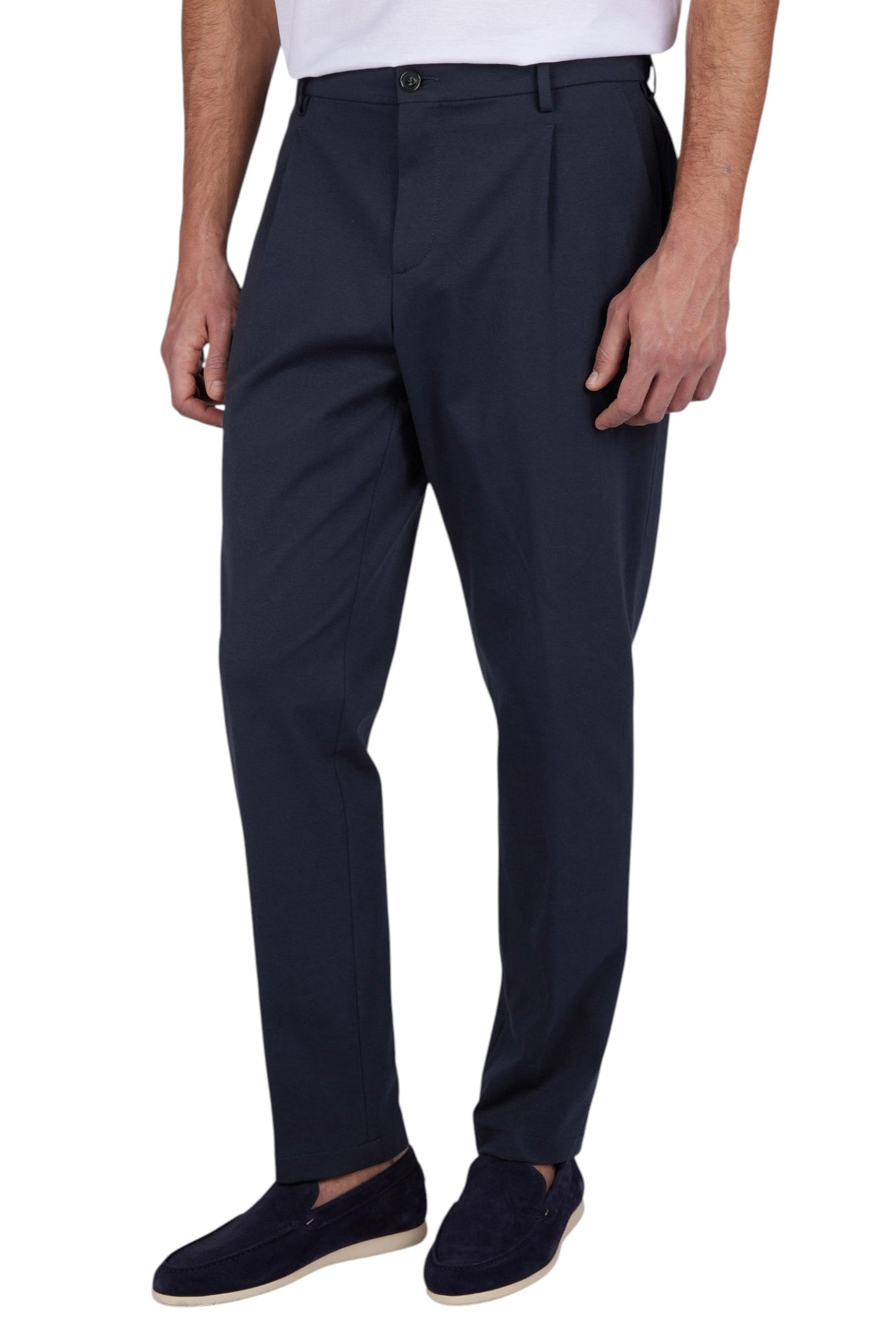 Dynamic chino trousers with pleats