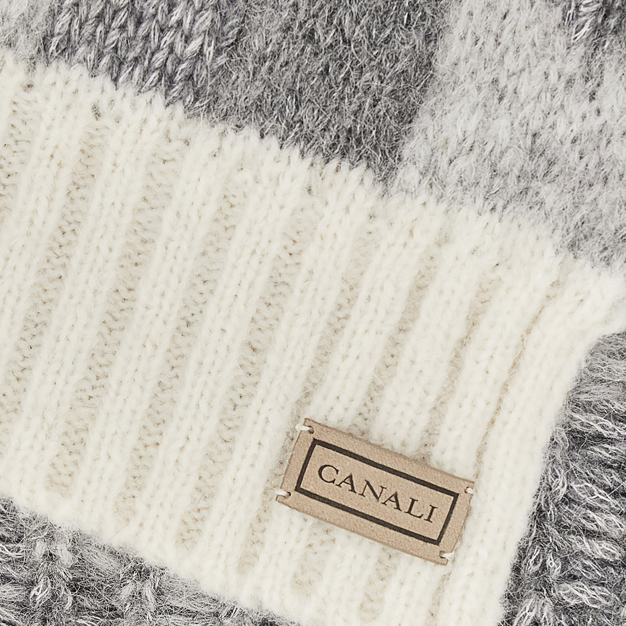 Cream scarf with gray tones in an alpaca blend